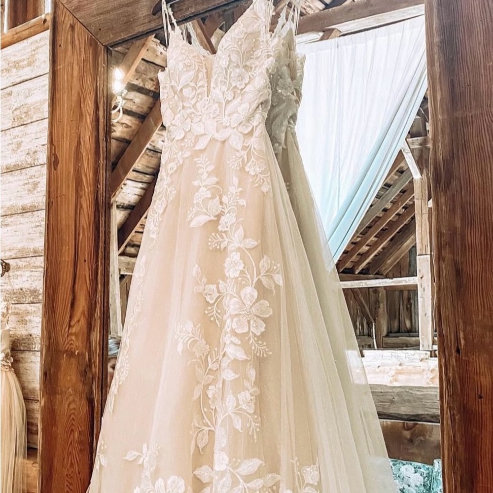 Elegant Cream Lace Wedding Dress
